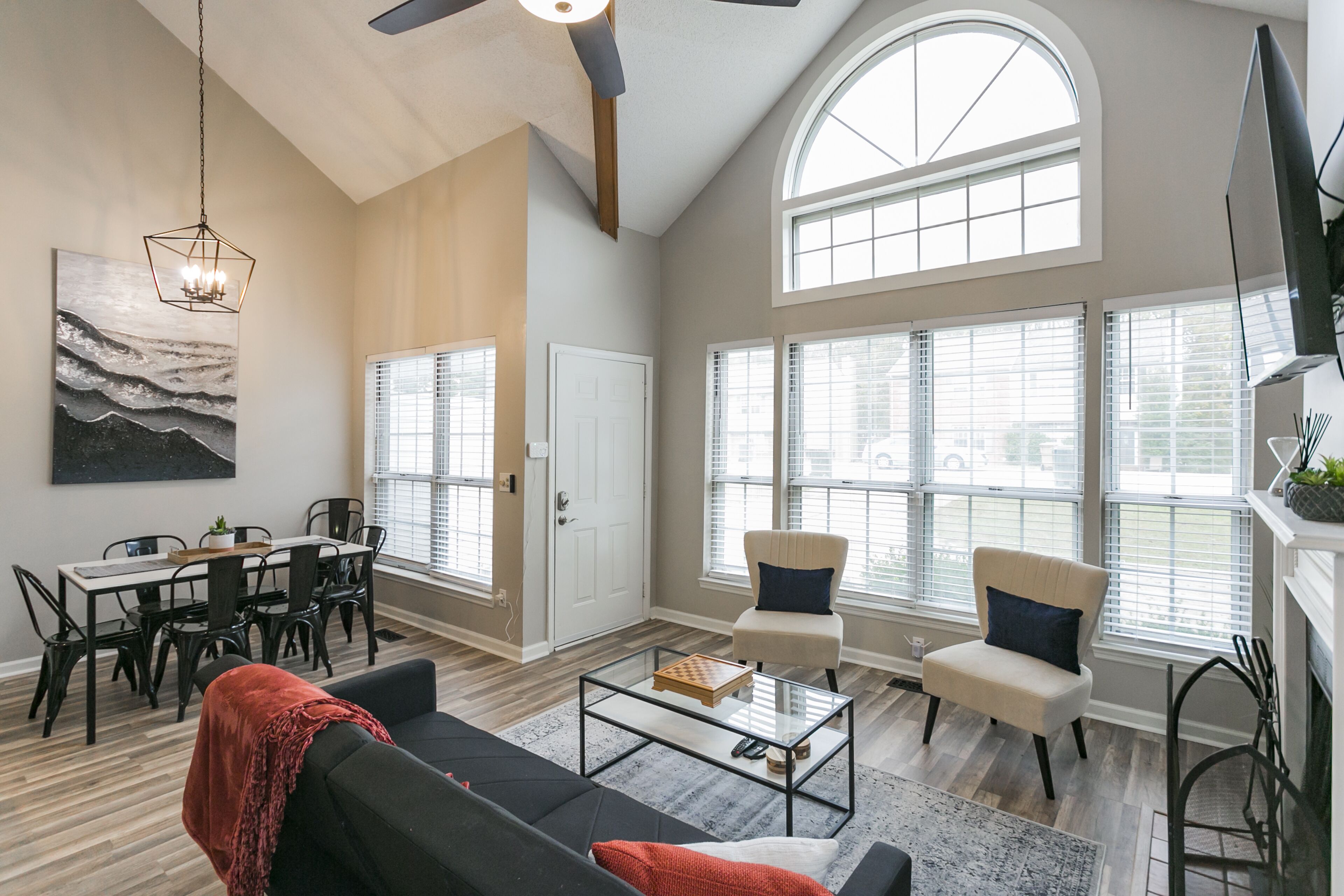 Modern Loft/ Minutes from the Airport- Full remodel on bathrooms and Kitchen