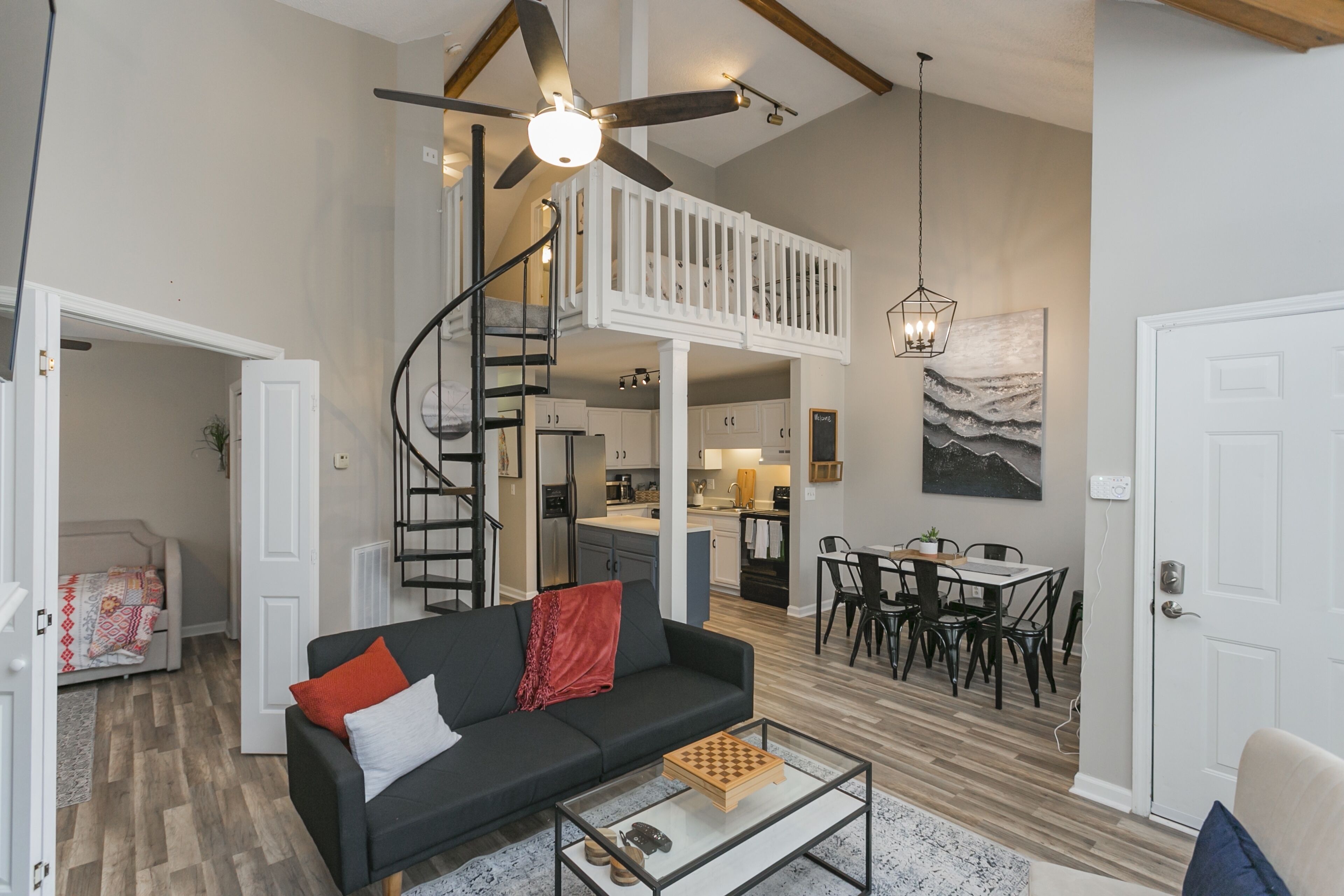 Modern Loft/ Minutes from the Airport- Full remodel on bathrooms and Kitchen