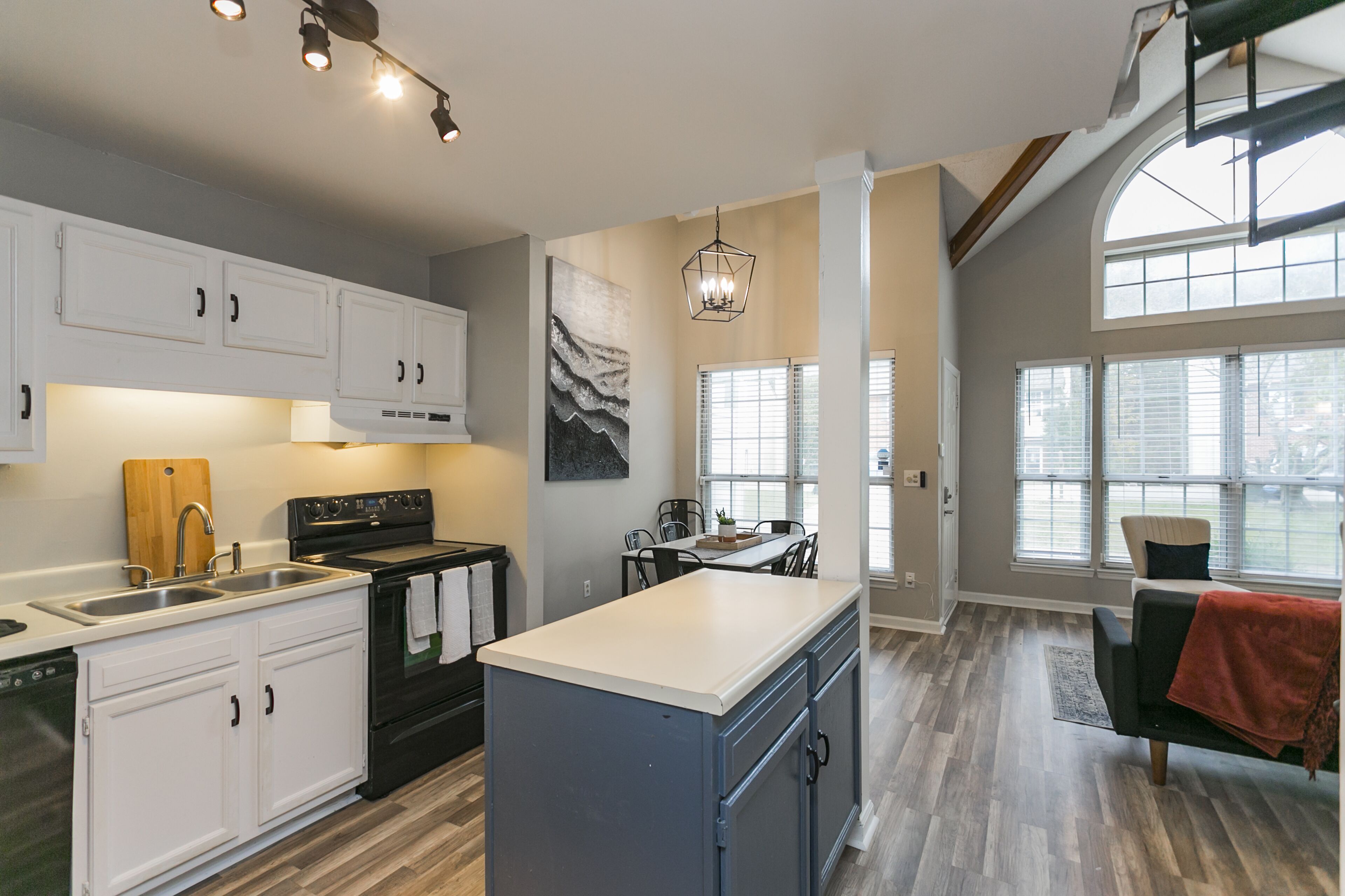 Modern Loft/ Minutes from the Airport- Full remodel on bathrooms and Kitchen