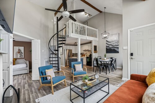 Modern Loft/ Minutes from the Airport- Full remodel on bathrooms and Kitchen