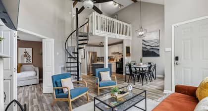 Modern Loft/ Minutes from the Airport- Full remodel on bathrooms and Kitchen