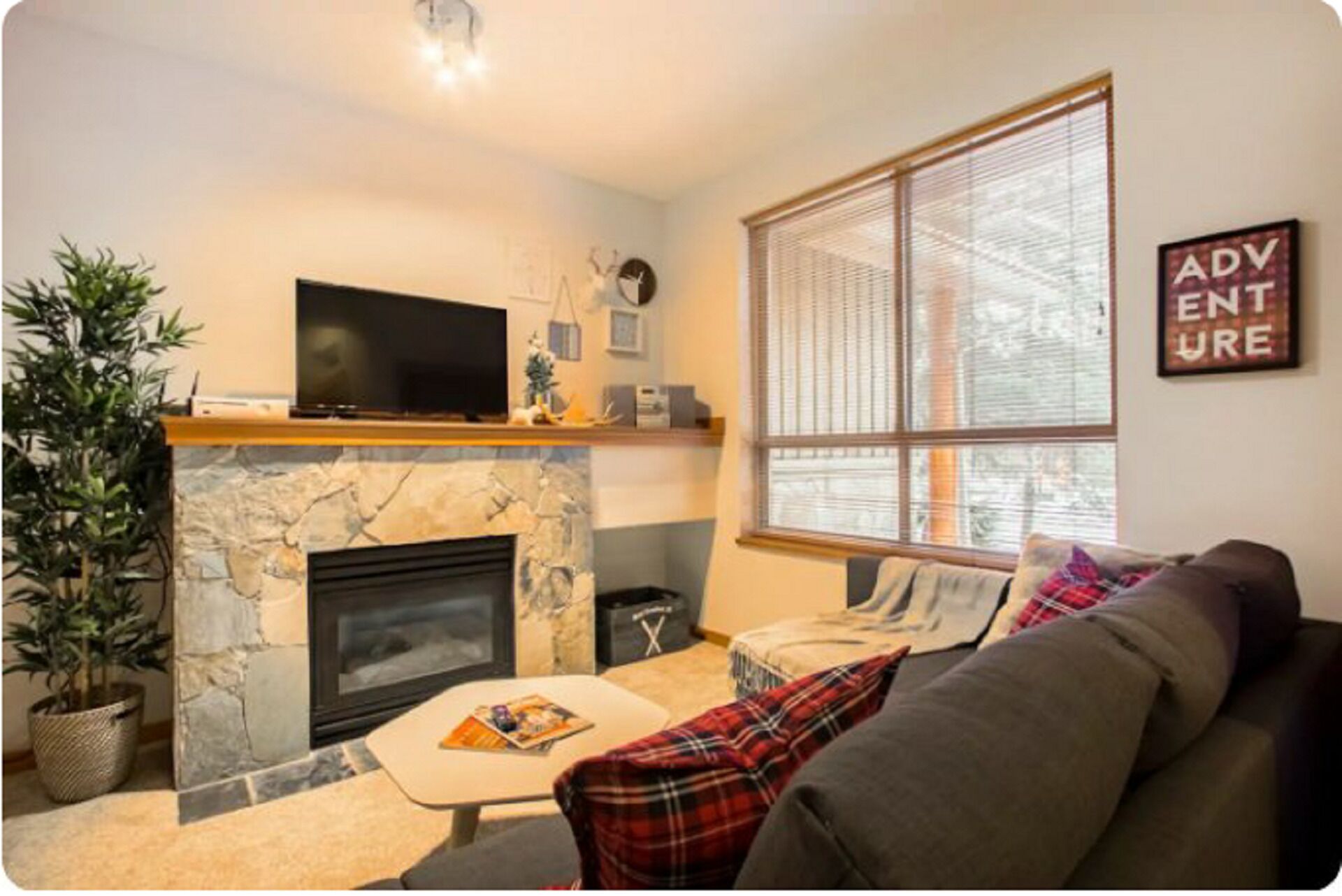 Cozy Whistler Village Reindeer Retreat Studio