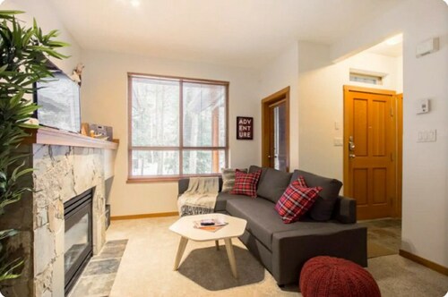 Cozy Whistler Village Reindeer Retreat Studio