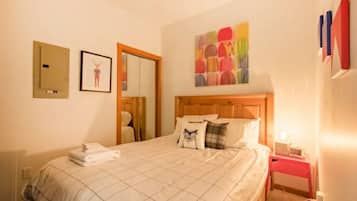 Tabla de planchar con plancha, wifi y ropa de cama