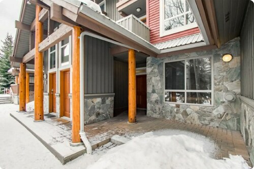 Cozy Whistler Village Reindeer Retreat Studio