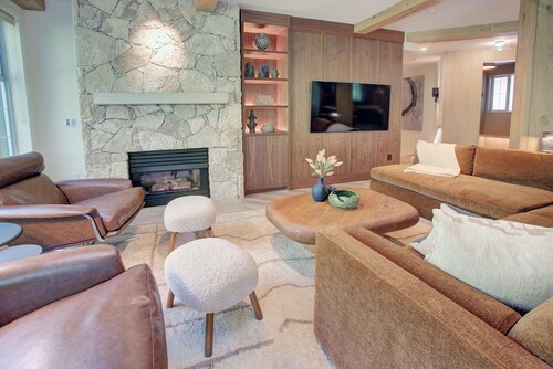 Designer 4BR, 3 Bath Townhouse w Mtn Views, Hot Tub, Parking for 2 vehicles