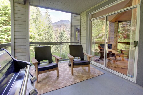 Designer 4BR, 3 Bath Townhouse w Mtn Views, Hot Tub, Parking for 2 vehicles