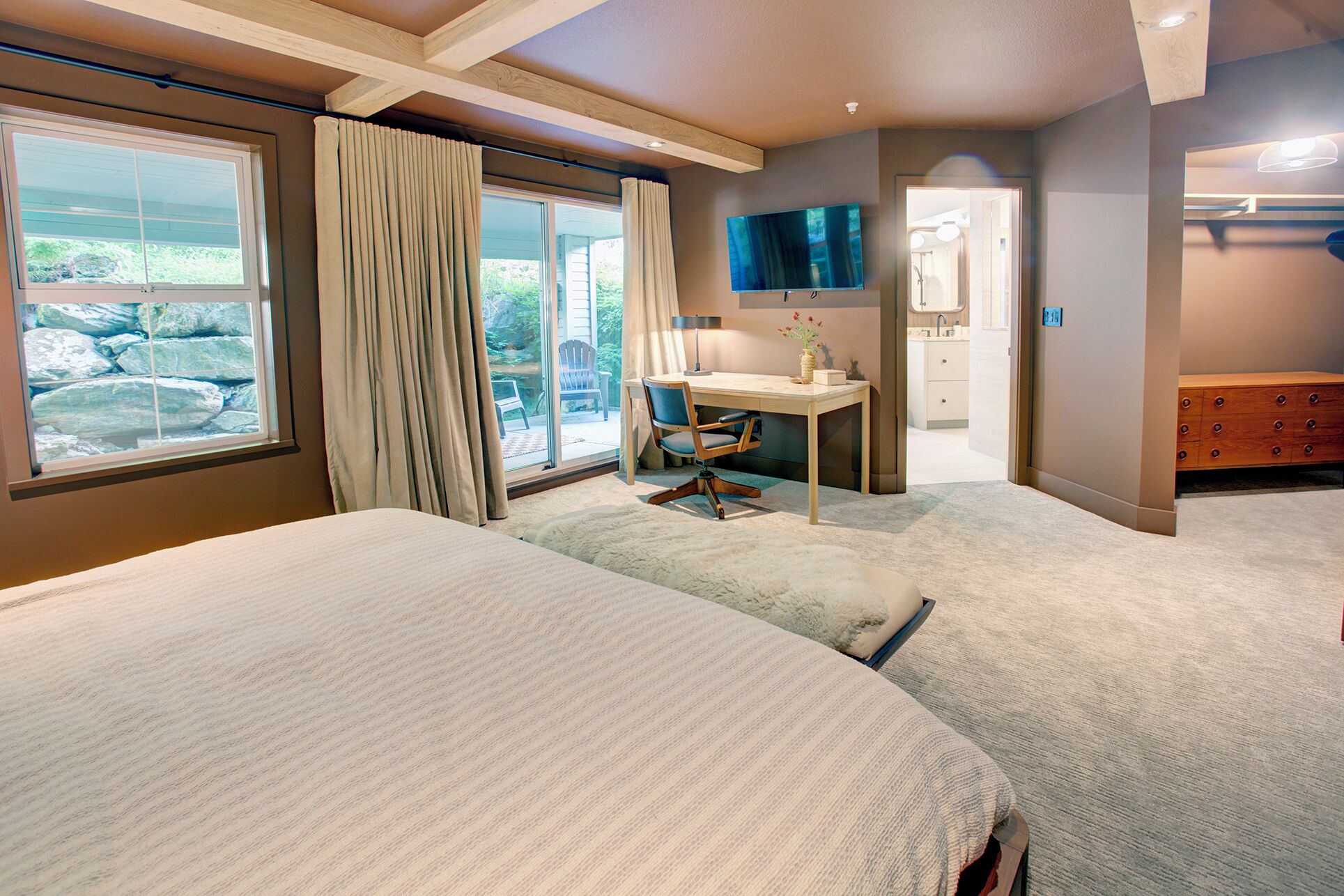 4 間睡房、書桌、熨斗/熨衫板、可攜式嬰兒床