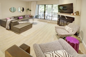 Smart TV, chimenea, videojuegos y futbolito 
