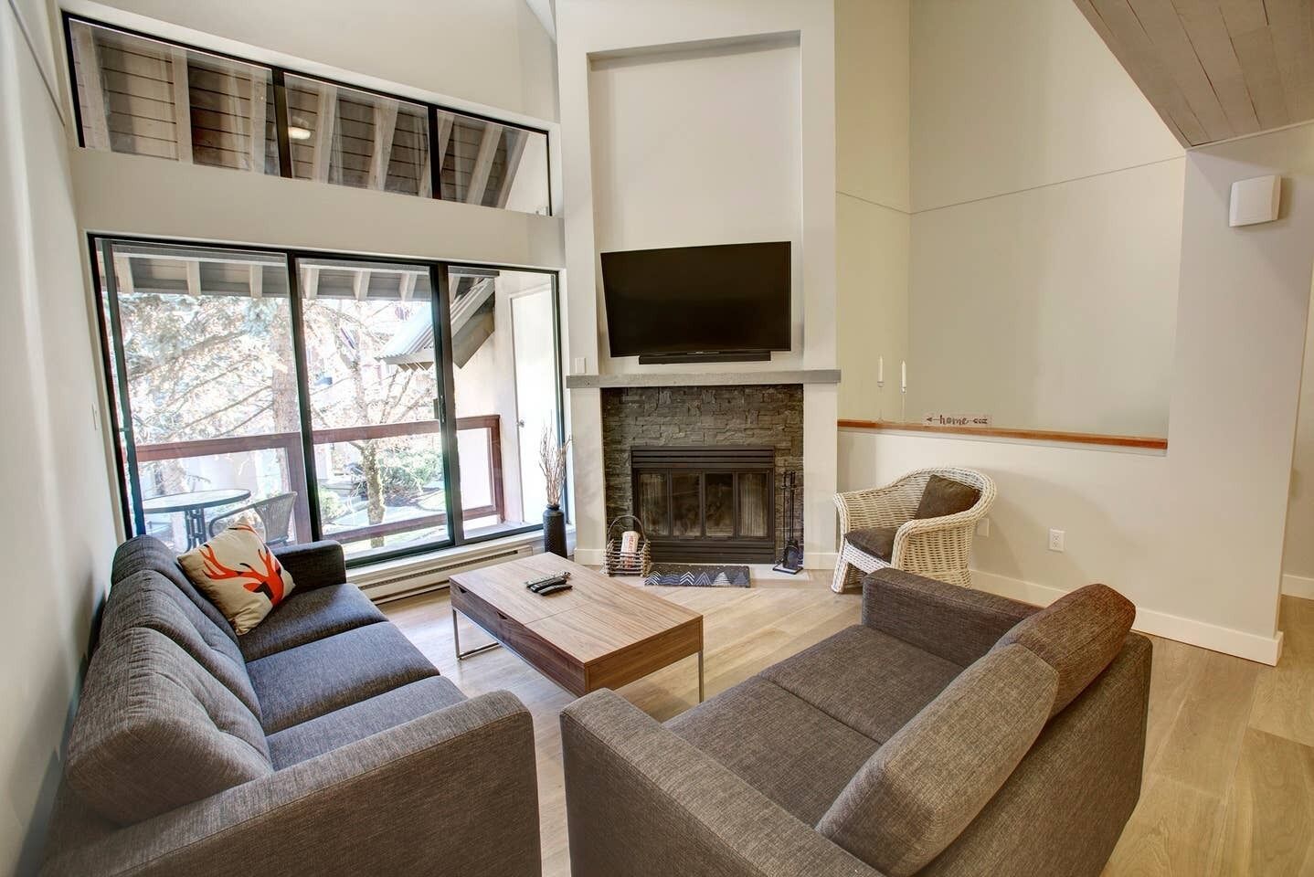 Modern 3 Bed/2Bath Townhouse in Snowberry Villas