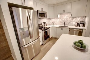 Réfrigérateur, four à micro-ondes, un four, surface de cuisson