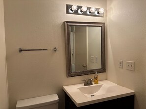 Tina con regadera, toallas, jabón, papel de baño