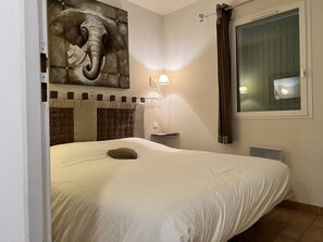 1 chambre, fer et planche à repasser, Wi-Fi gratuit, draps fournis