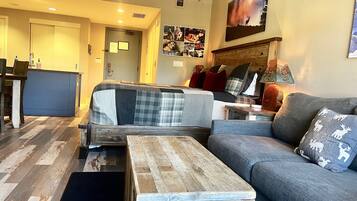 Een smart-tv, een open haard en een dvd-speler