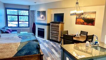 Een kluis op de kamer, een strijkplank/strijkijzer, gratis wifi