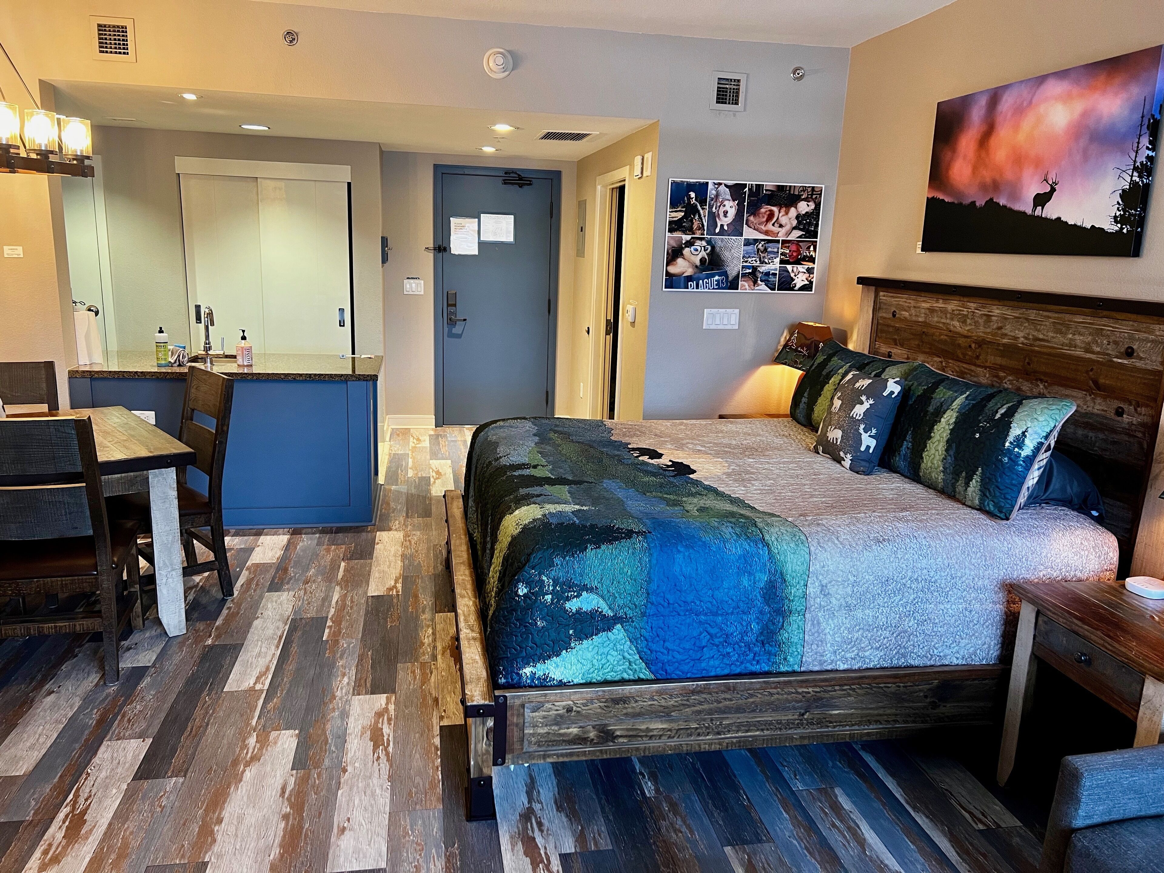  Monache:  Top Floor Larger Studio, Fully Remodeled Studio. Dog Friendly.