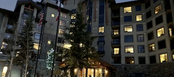 Monache: Top Floor Larger Studio, Fully Remodeled Studio. Dog Friendly.