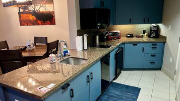 Een koelkast, een magnetron, een kookplaat, een vaatwasser