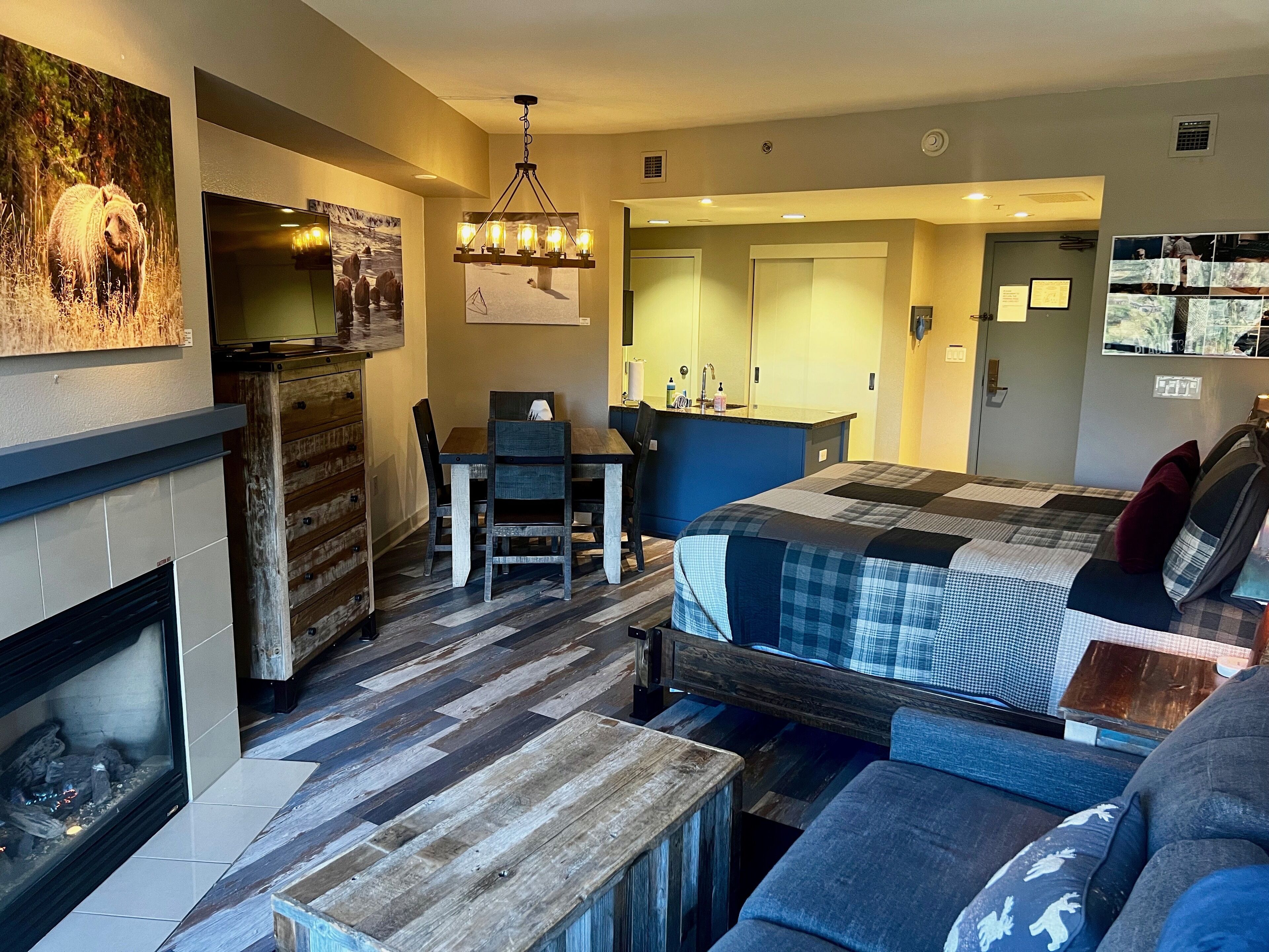  Monache:  Top Floor Larger Studio, Fully Remodeled Studio. Dog Friendly.