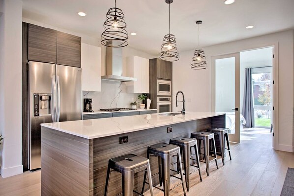 Large quartz island with 5 stools
