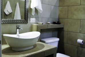 Comfort Apartment | Bathroom | Shower, free toiletries, hair dryer, towels - Casa Mi Playa (Playa del Carmen)