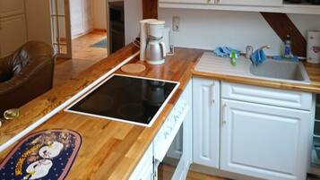 Fridge, oven, coffee/tea maker, electric kettle