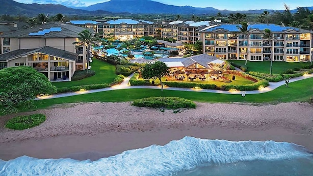 Un complexe hôtelier comprenant plusieurs bâtiments, une piscine et une plage.