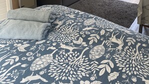 Une pièce confortable avec un lit, un canapé, une porte et une vue sur l’extérieur.