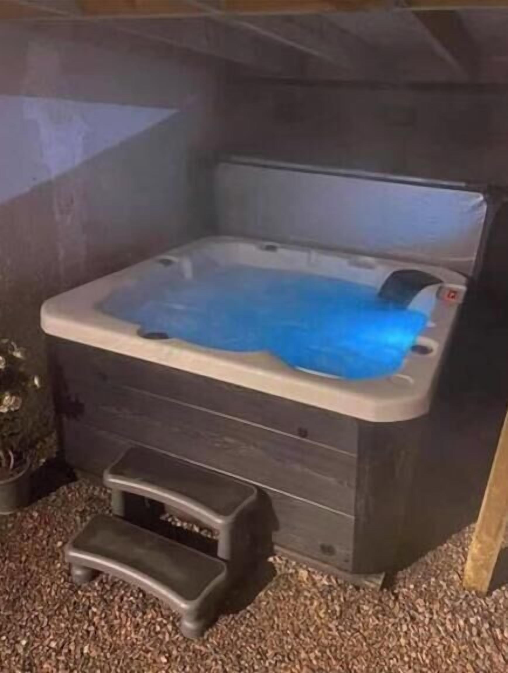 Cabin, Ensuite | Outdoor spa tub