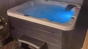 Cabin, Ensuite | Outdoor spa tub