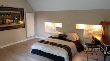 5 bedrooms, iron/ironing board, WiFi, bed sheets