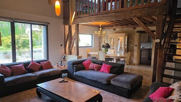 TV, fireplace, table tennis, books