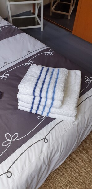 5 dormitorios, tabla de planchar con plancha, wifi y ropa de cama