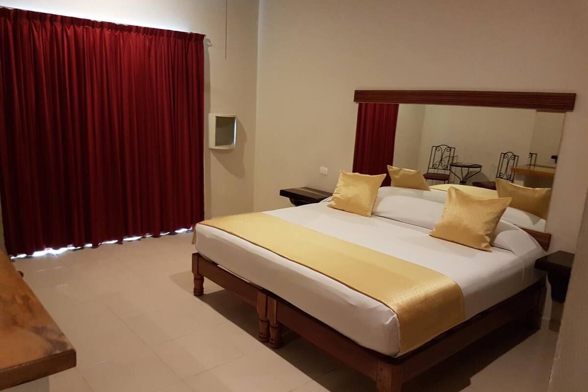 Cortinas blackout, tabla de planchar con plancha y wifi gratis