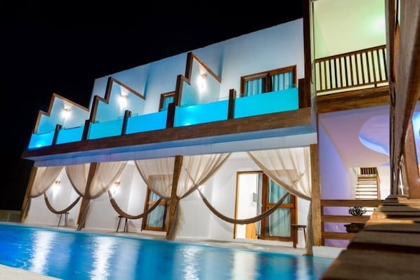 Mặt tiền nơi lưu trú - ban đêm