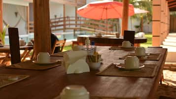 Café da manhã com buffet grátis todos os dias