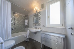 Ensemble douche/baignoire, bidet
