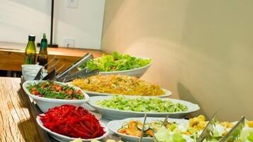 Café da manhã com buffet todos os dias (BRL 12 por pessoa)