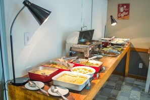 Café da manhã com buffet todos os dias mediante uma taxa