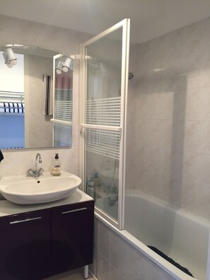 Combined shower/tub, hair dryer, towels, soap - Sea view ......... 50 m from the beach (pornichet)