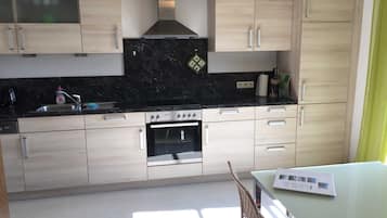 Kühlschrank, Mikrowelle, Ofen, Geschirrspüler