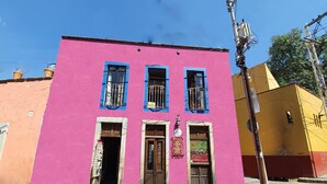 Front of property - Capital O Hotel Al Son de los Santos - Hostel (Guanajuato)
