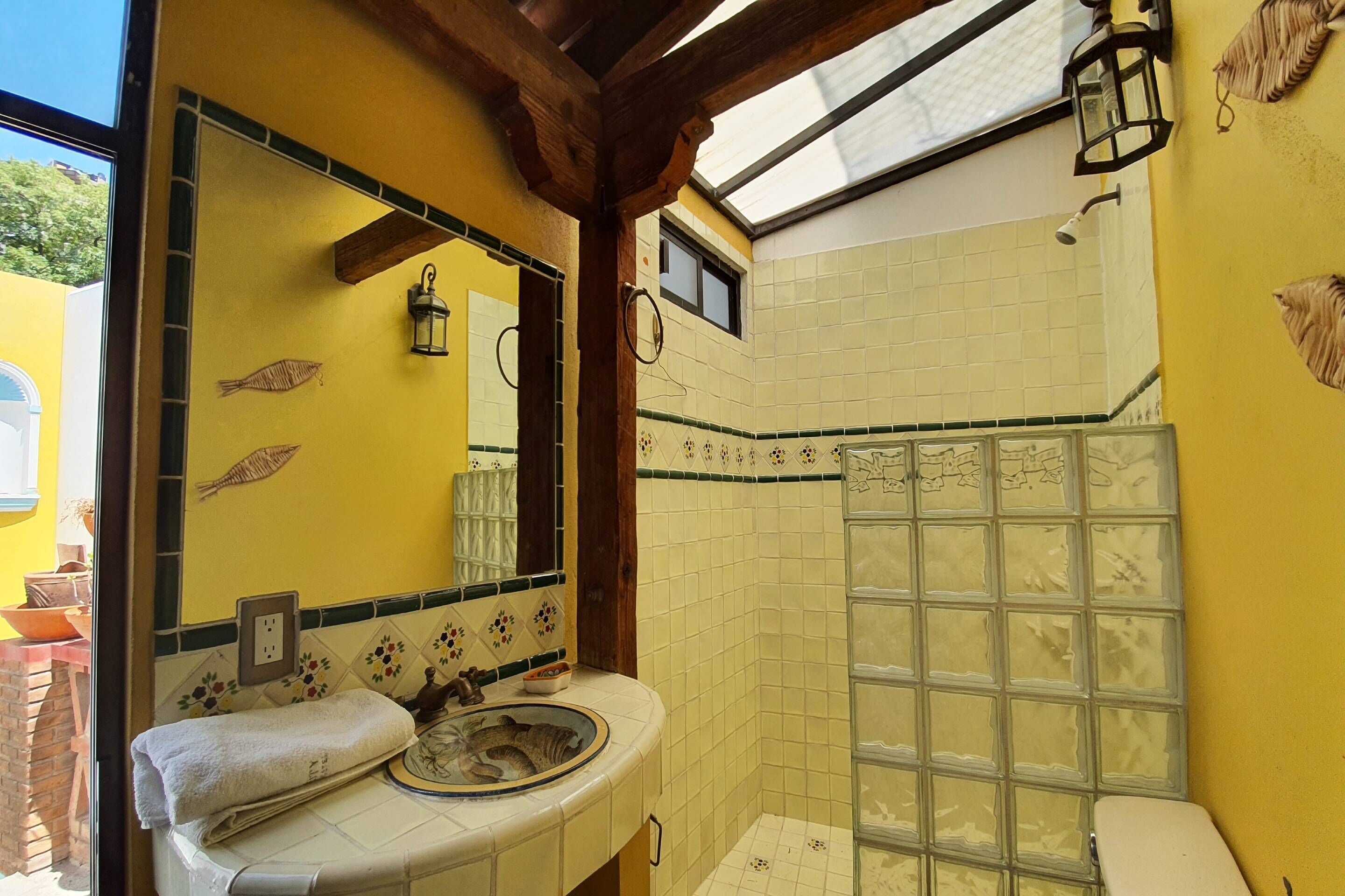 Habitación doble Deluxe | Baño | Regadera, toallas, jabón, shampoo 