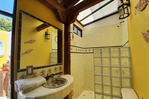 Kamar Double Deluks | Kamar mandi | Shower, handuk, sabun, dan sampo