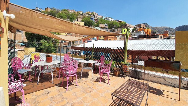 Terrace/patio - Capital O Hotel Al Son de los Santos - Hostel (Guanajuato)