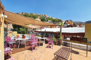 Terrace/patio - Capital O Hotel Al Son de los Santos - Hostel (Guanajuato)