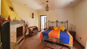 Deluxe Double Room - Capital O Hotel Al Son de los Santos - Hostel (Guanajuato)