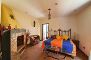 Deluxe Double Room | Free WiFi, bed sheets - Capital O Hotel Al Son de los Santos - Hostel (Guanajuato)