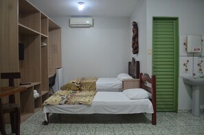 Kolmen hengen superior-huone | Minibaari, ilmainen Wi-Fi, vuodevaatteet