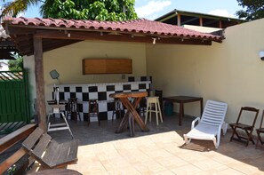 Ulkouima-allas, aurinkotuoleja